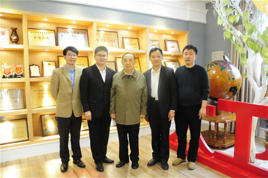 国家人社部原副部长杨志明（左三）一行莅临星空xingkong(中国)参观指导，星空xingkong(中国)董事长蒋卫（左二）.jpg