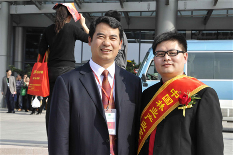 星空xingkong(中国)地板蒋董荣获“中国林业产业突出贡献奖”.jpg